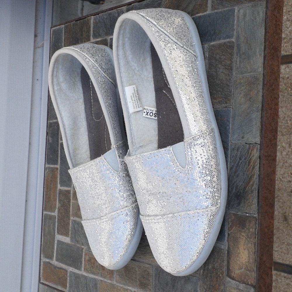 Sox womens silver sequin lounge shoes size 7